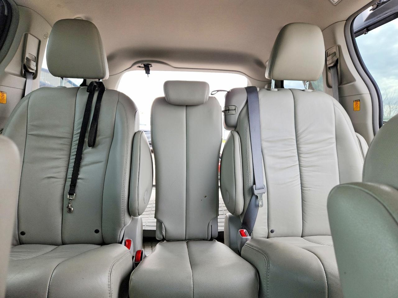 2011 TOYOTA SIENNA