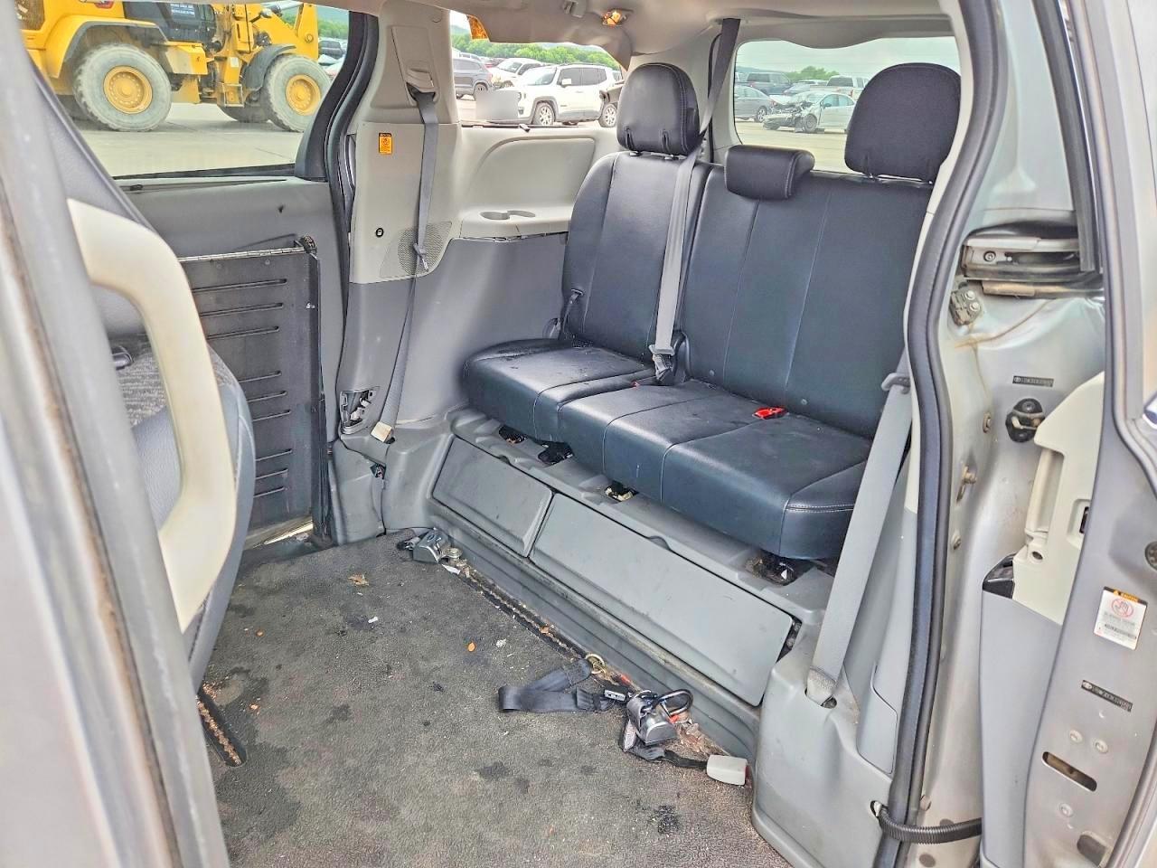 2012 TOYOTA SIENNA