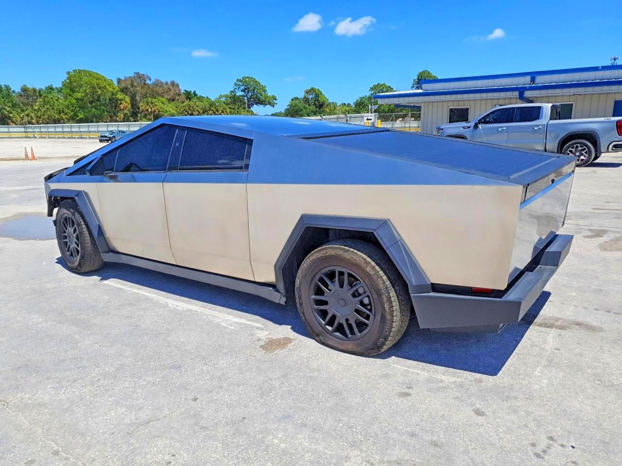 2025 TESLA Cybertruck
