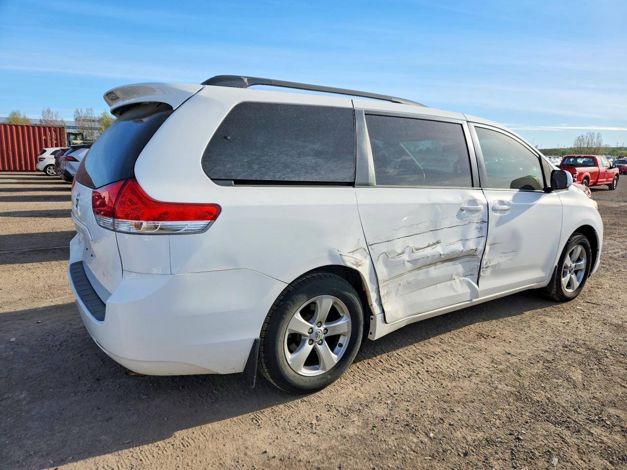 2011 TOYOTA SIENNA