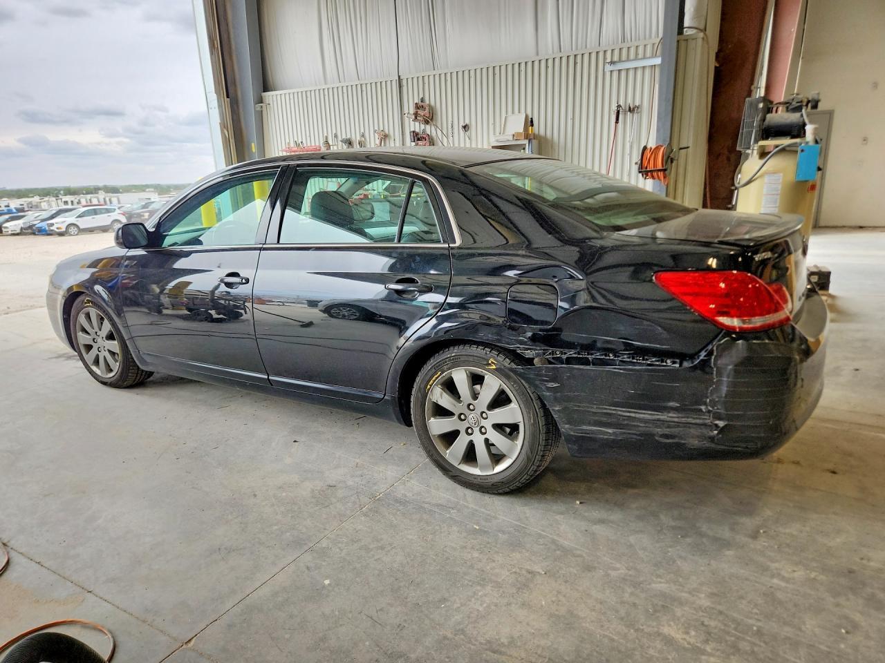 2005 TOYOTA Avalon