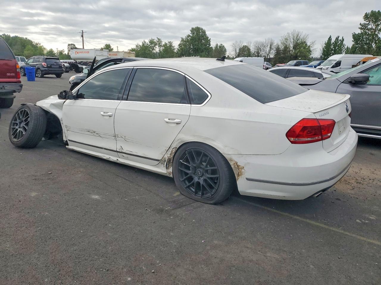2014 VOLKSWAGEN Passat