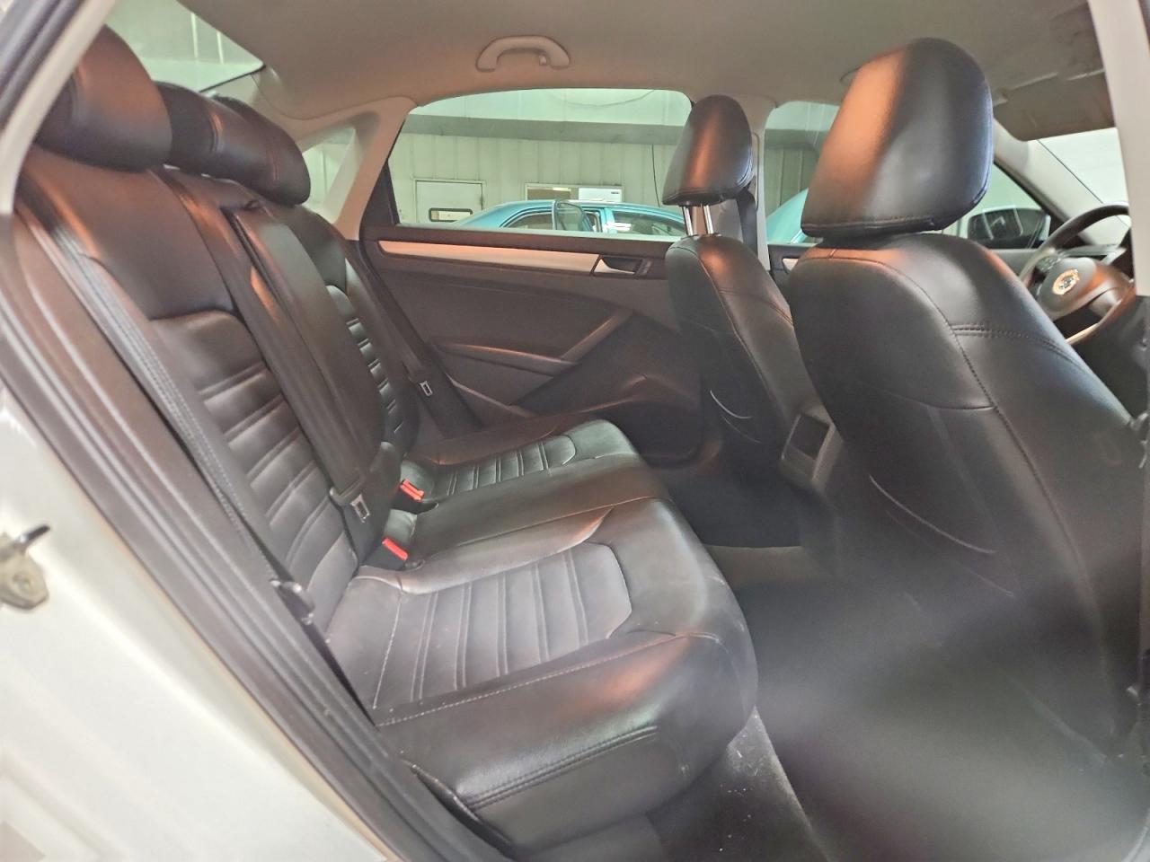 2013 VOLKSWAGEN Passat