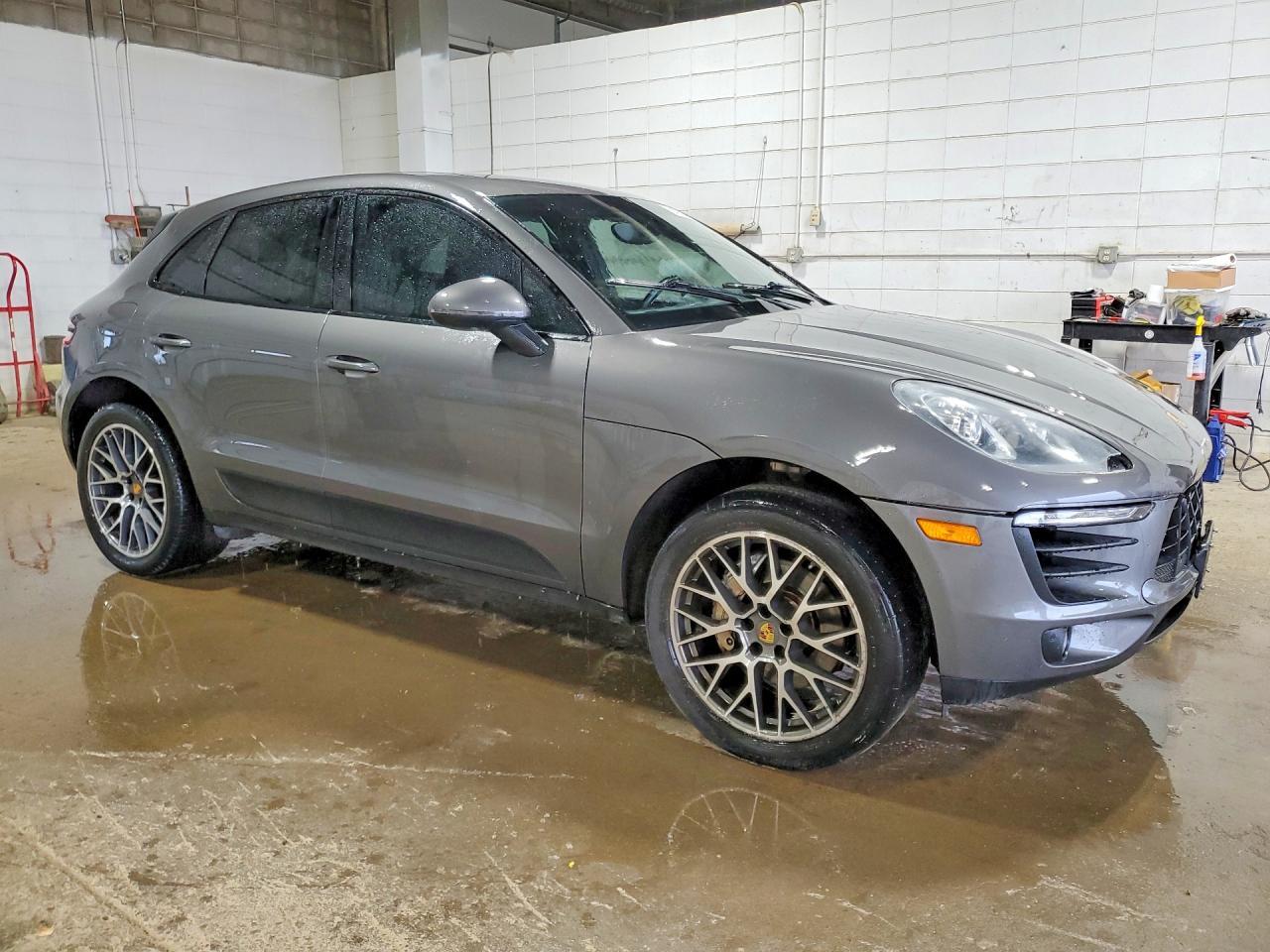 2016 PORSCHE Macan