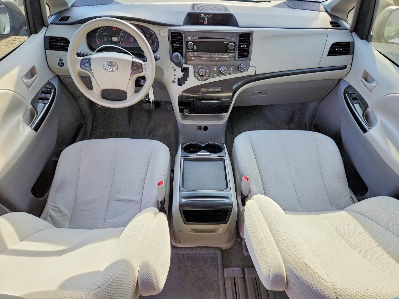2011 TOYOTA SIENNA
