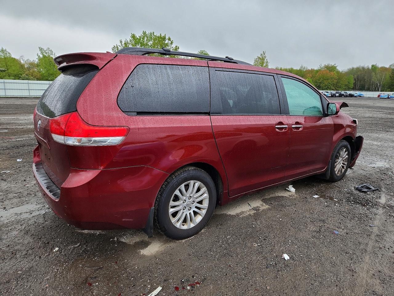 2012 TOYOTA SIENNA