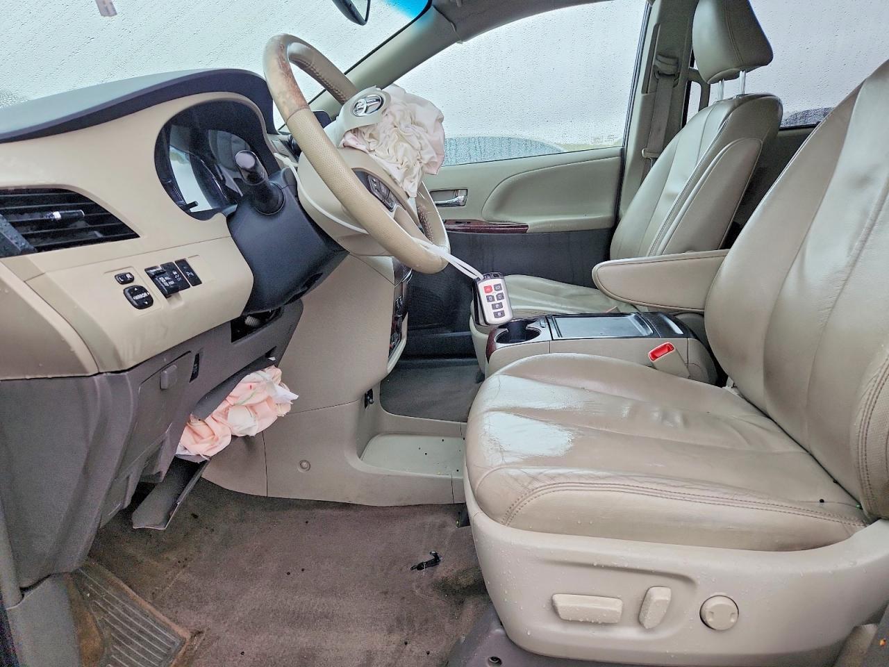 2012 TOYOTA SIENNA