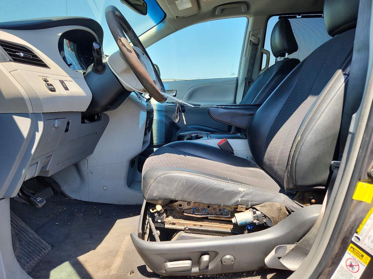 2012 TOYOTA SIENNA