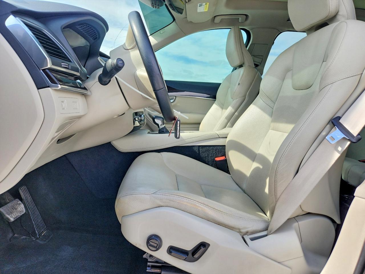 2019 VOLVO XC90