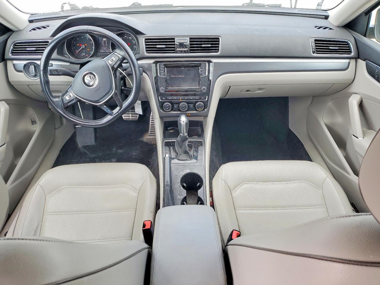 2018 VOLKSWAGEN Passat