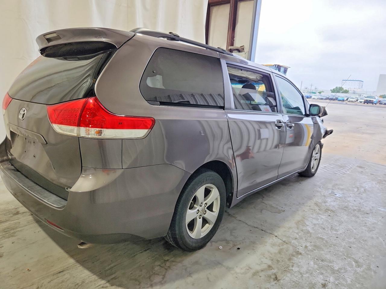 2013 TOYOTA SIENNA