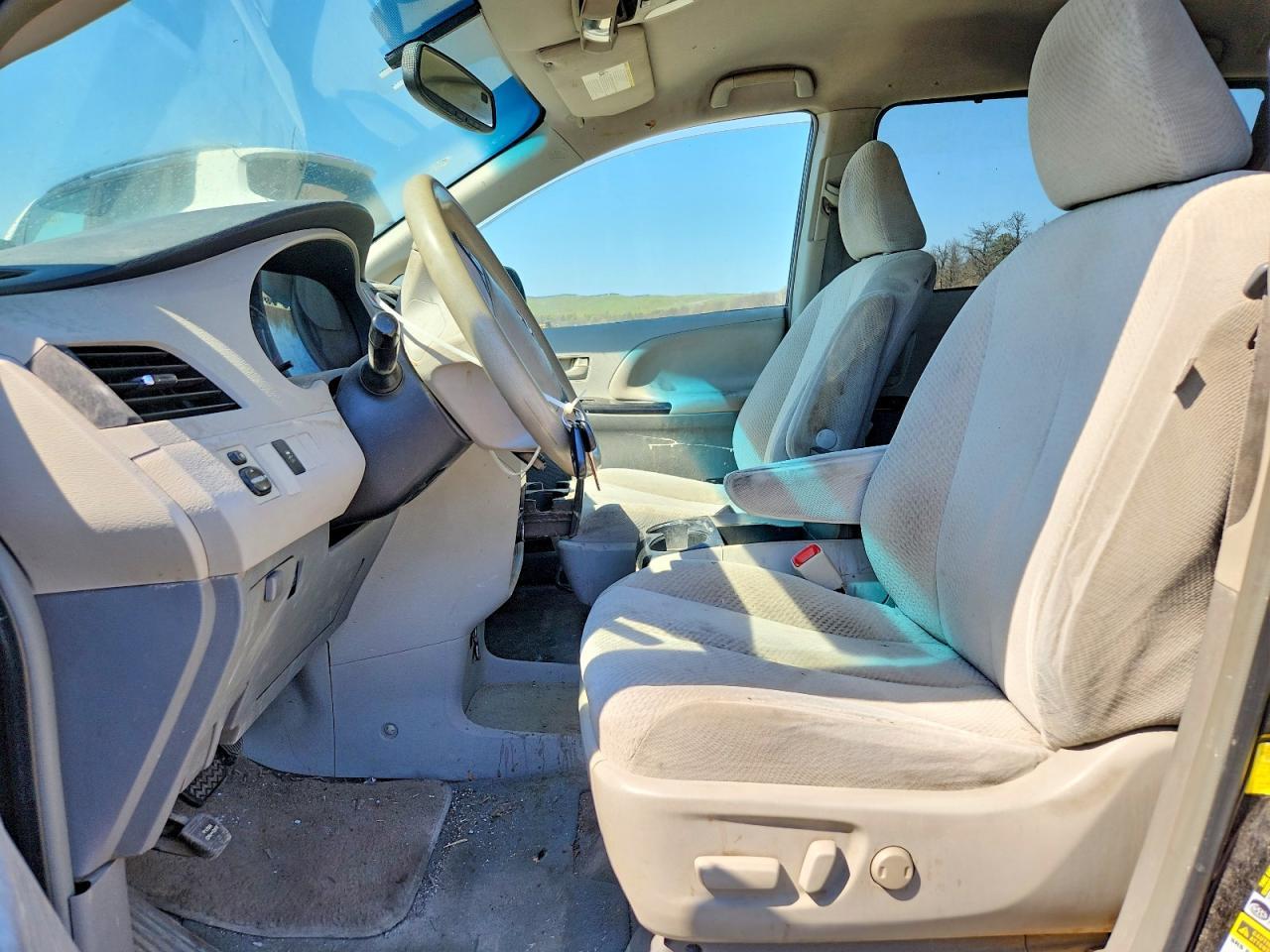 2012 TOYOTA SIENNA