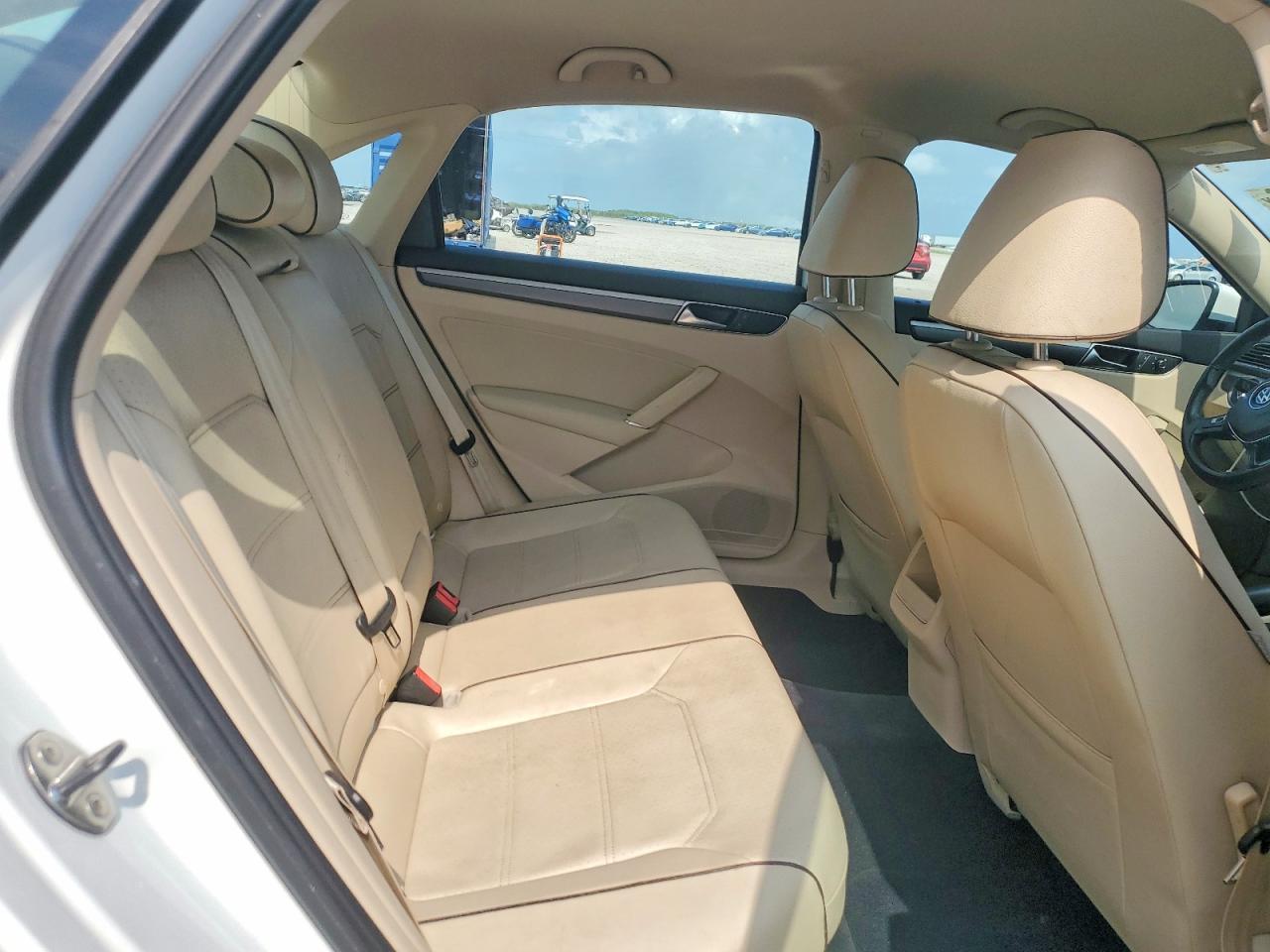 2016 VOLKSWAGEN Passat