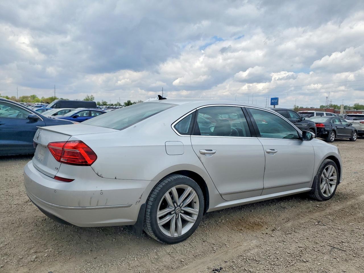 2016 VOLKSWAGEN Passat