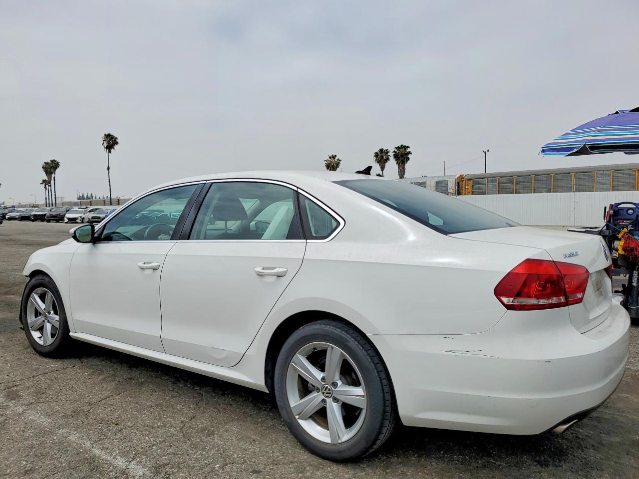 2012 VOLKSWAGEN Passat