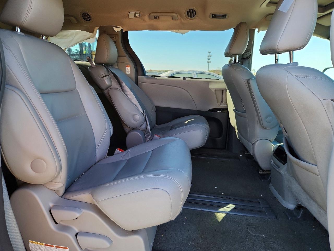 2016 TOYOTA SIENNA