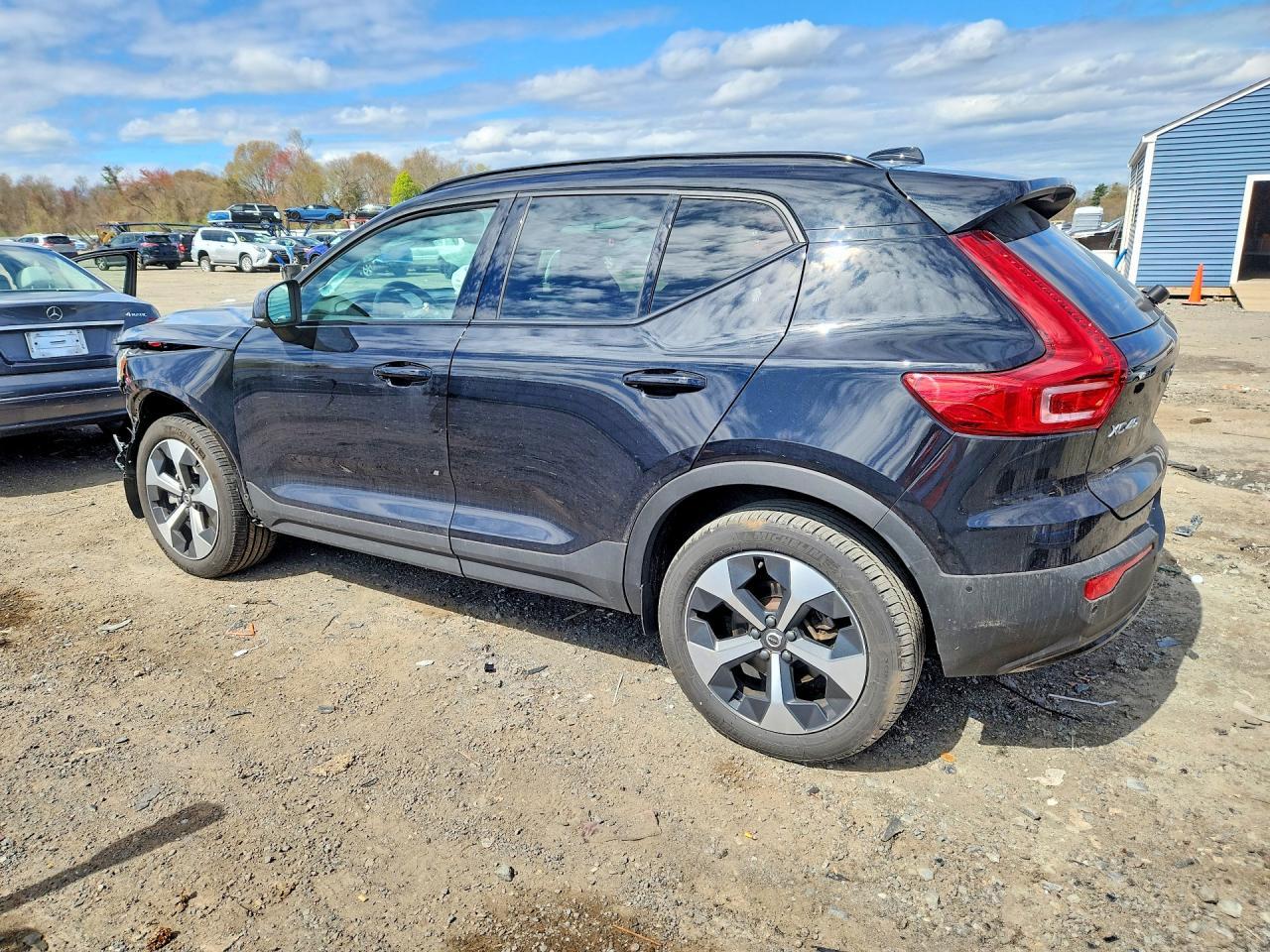 2025 VOLVO XC40