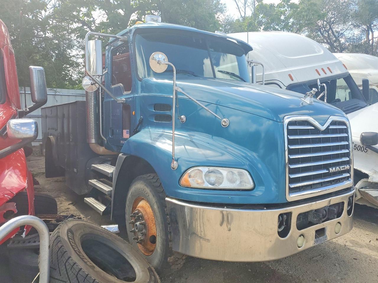 2013 MACK Cxu612