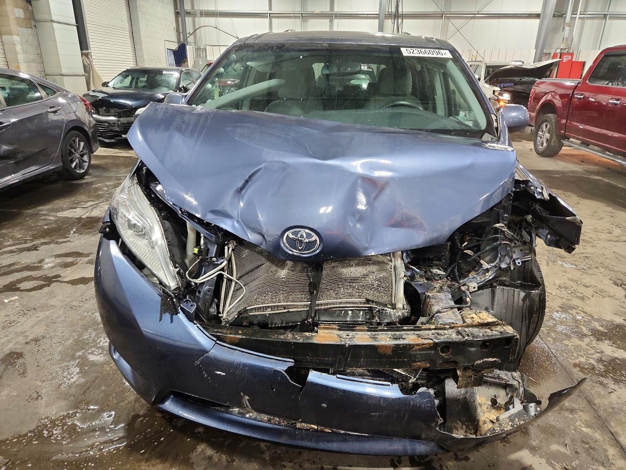 2016 TOYOTA SIENNA