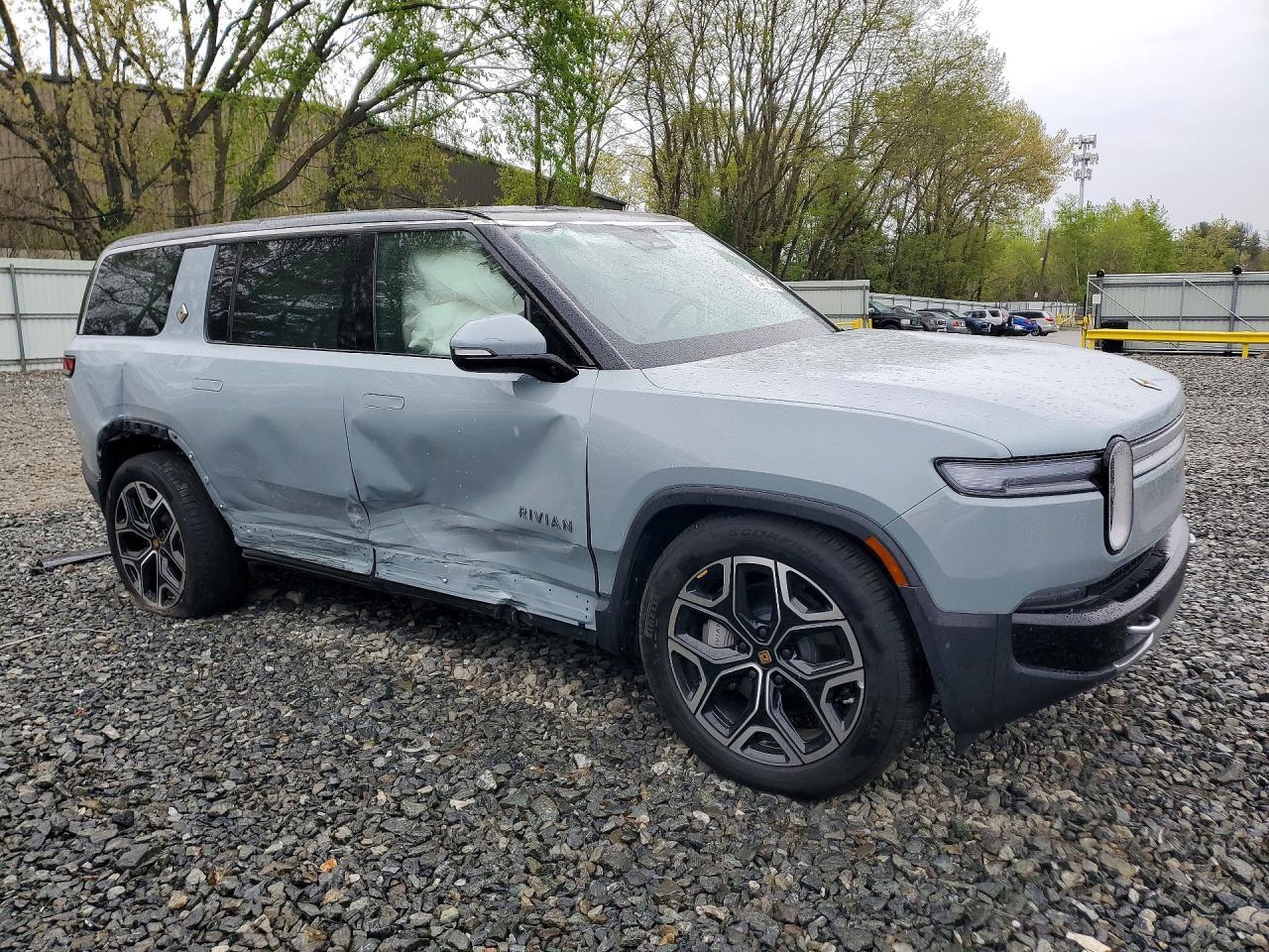 2025 RIVIAN R1s