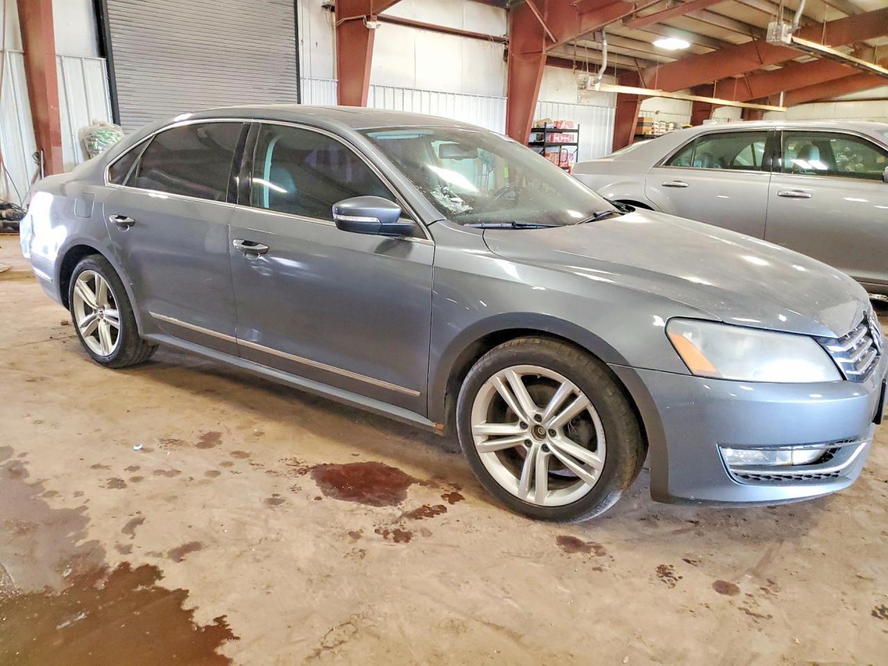 2013 VOLKSWAGEN Passat