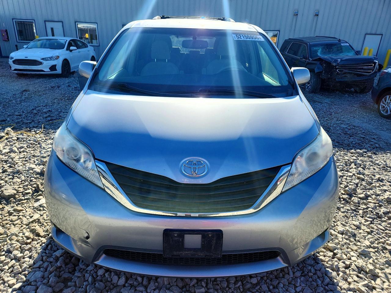 2011 TOYOTA SIENNA