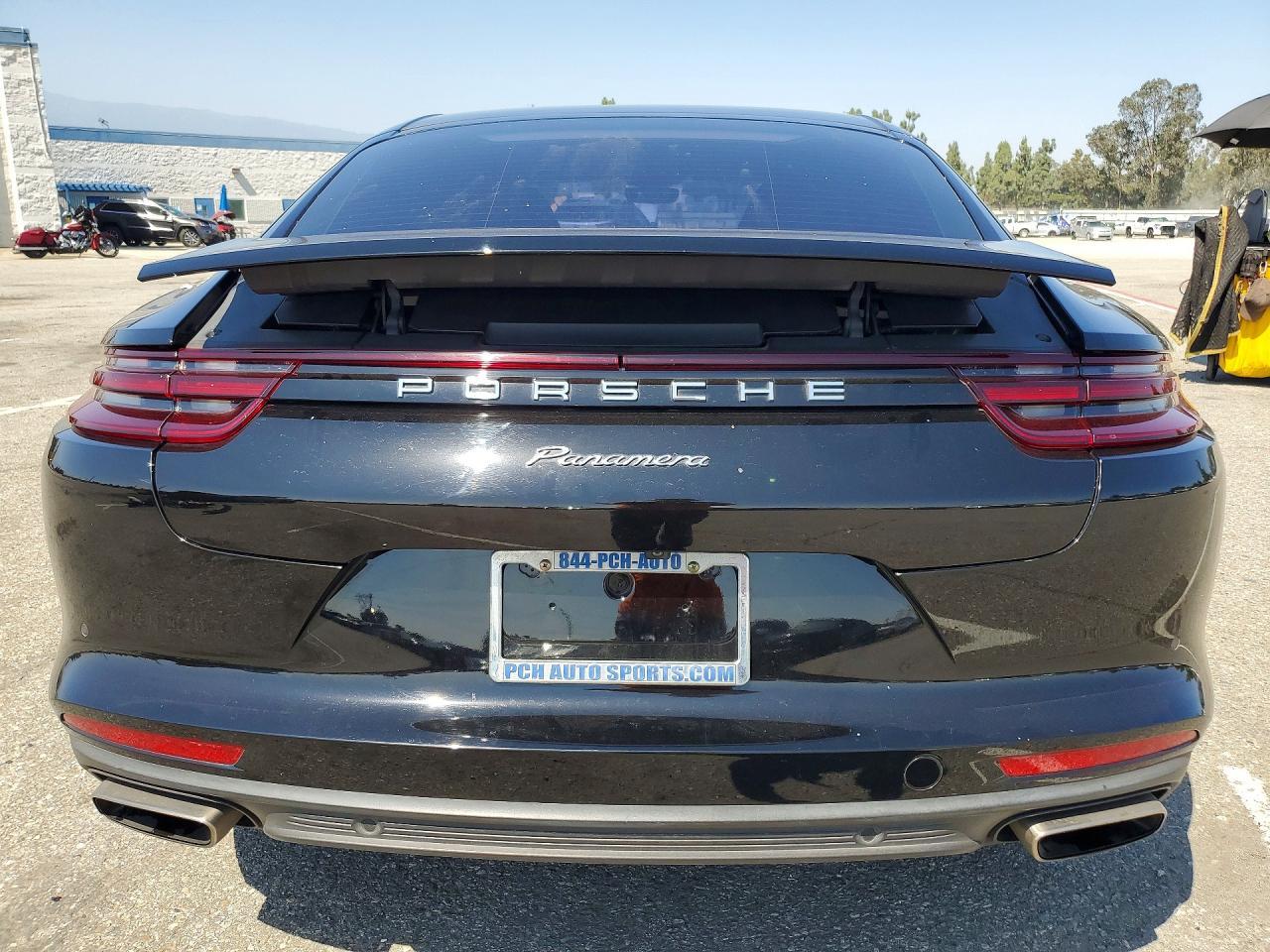 2018 PORSCHE Panamera