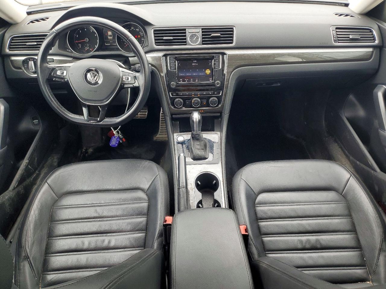 2016 VOLKSWAGEN Passat