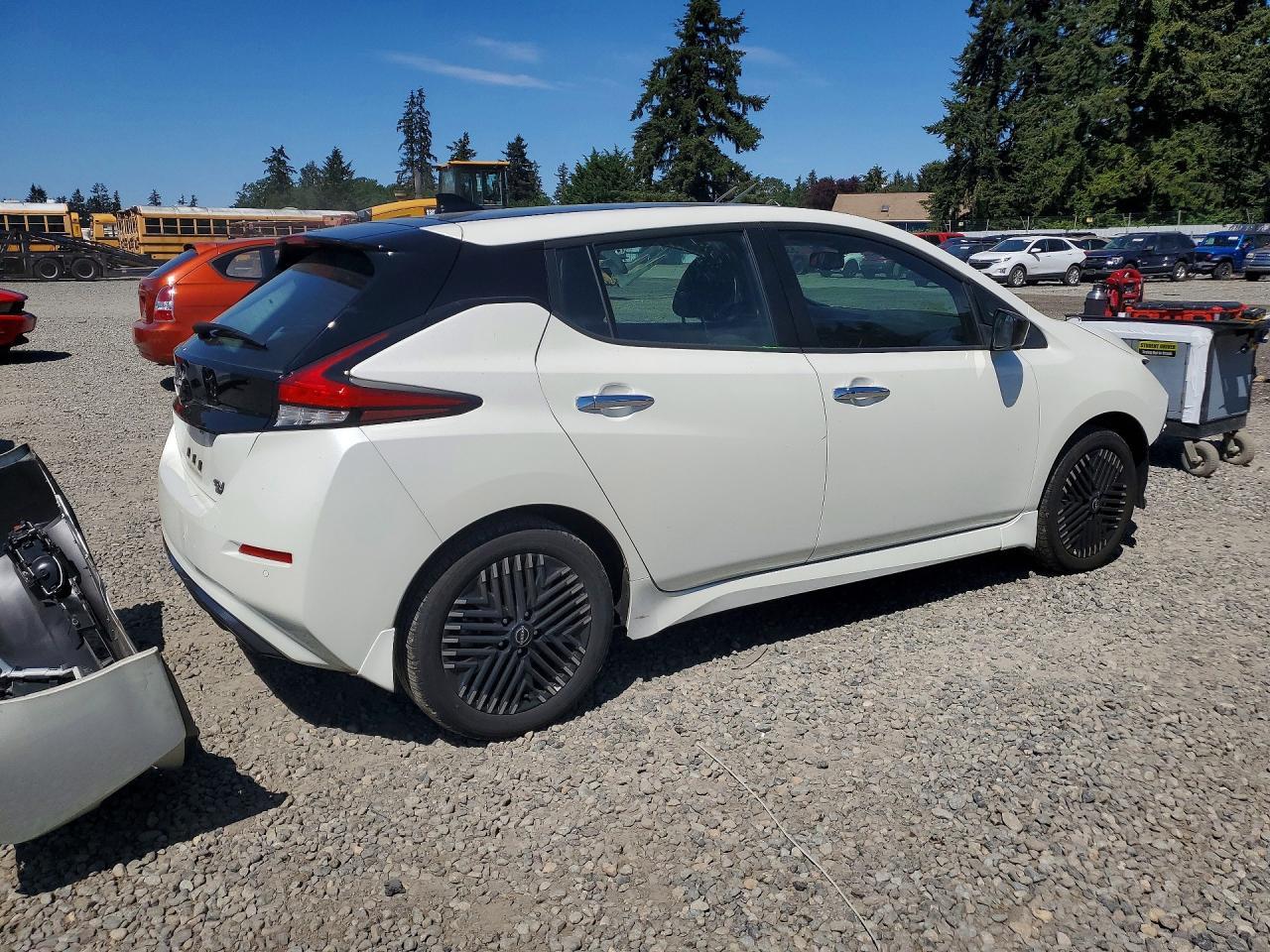 2025 NISSAN LEAF