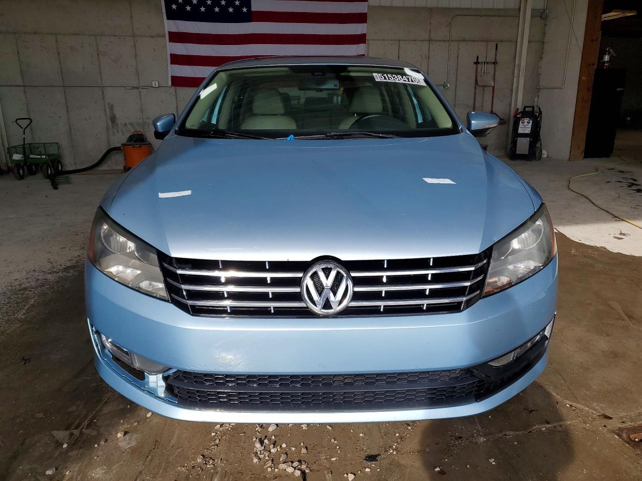 2012 VOLKSWAGEN Passat