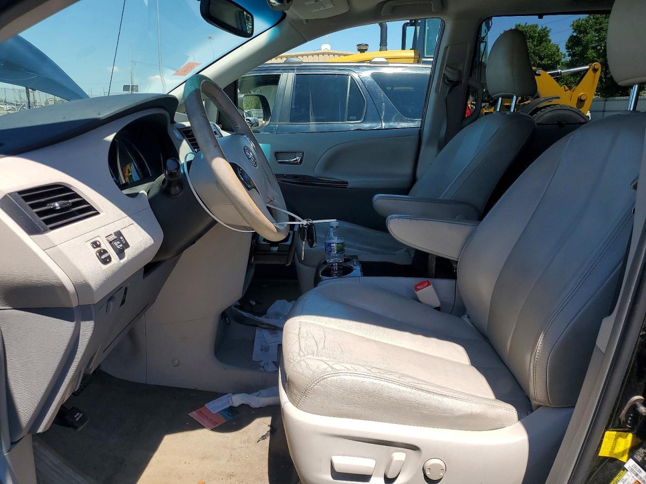 2012 TOYOTA SIENNA