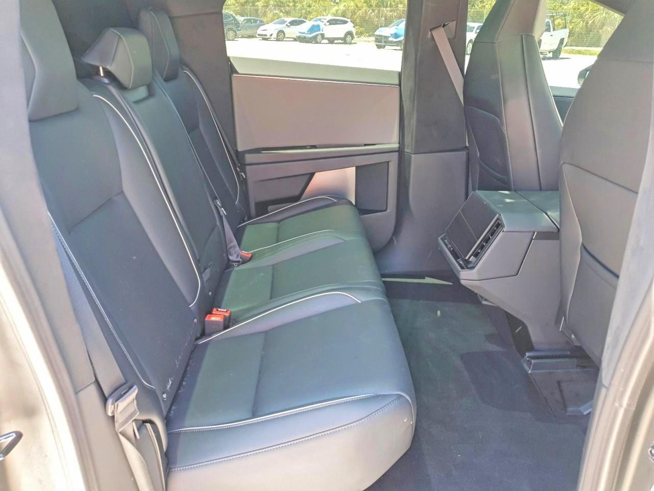 2025 TESLA Cybertruck