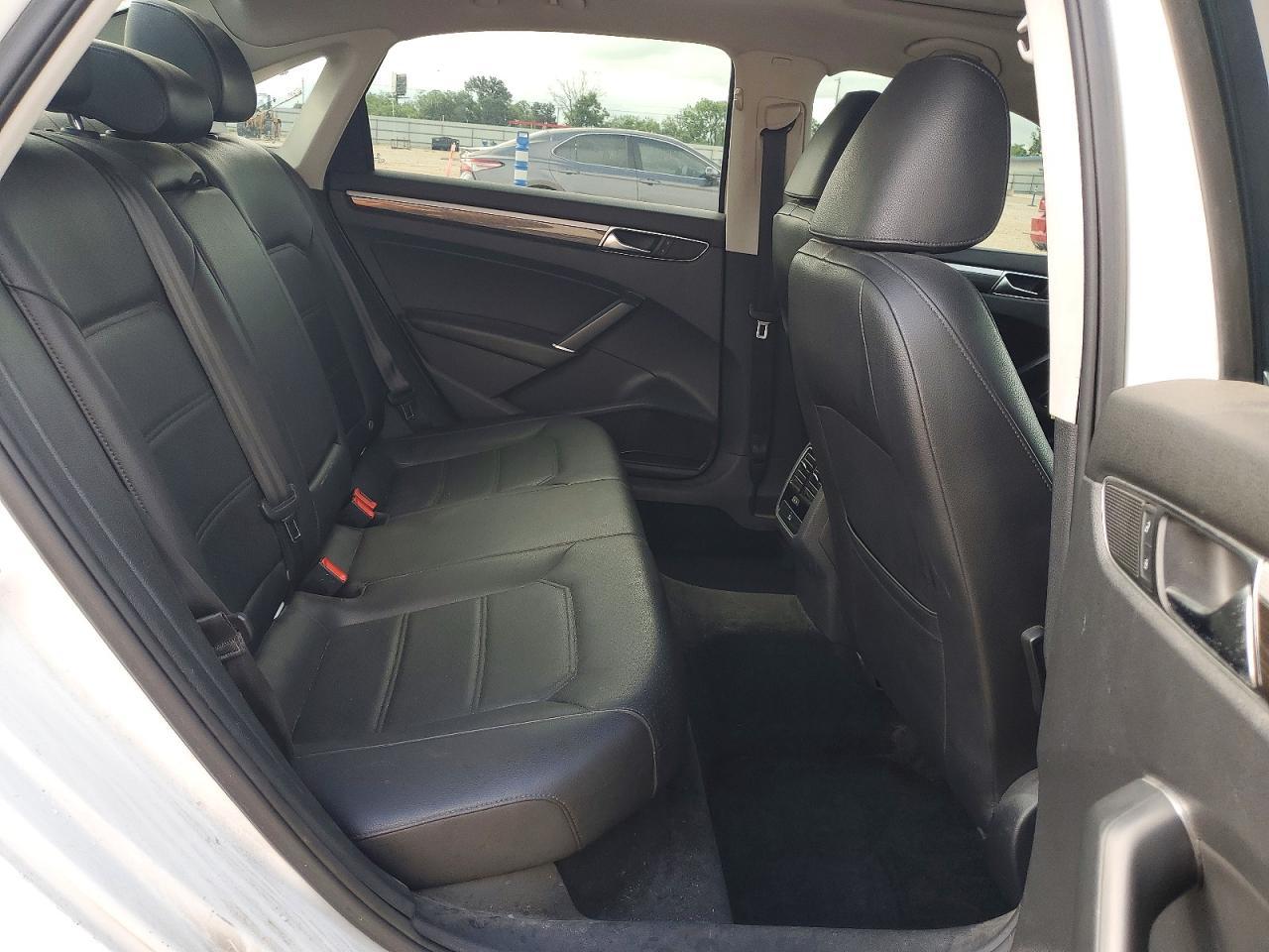 2017 VOLKSWAGEN Passat