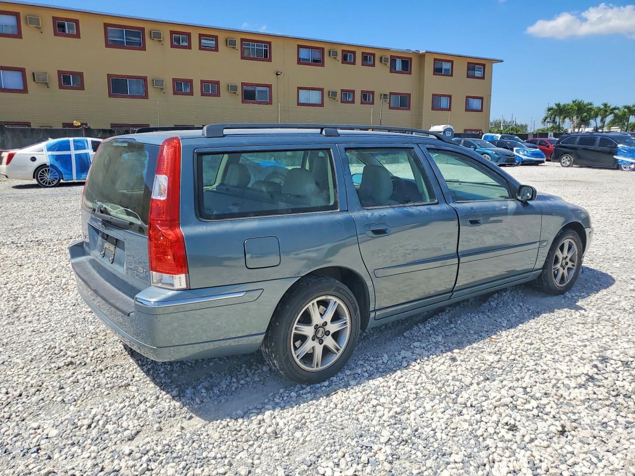 2005 VOLVO V70