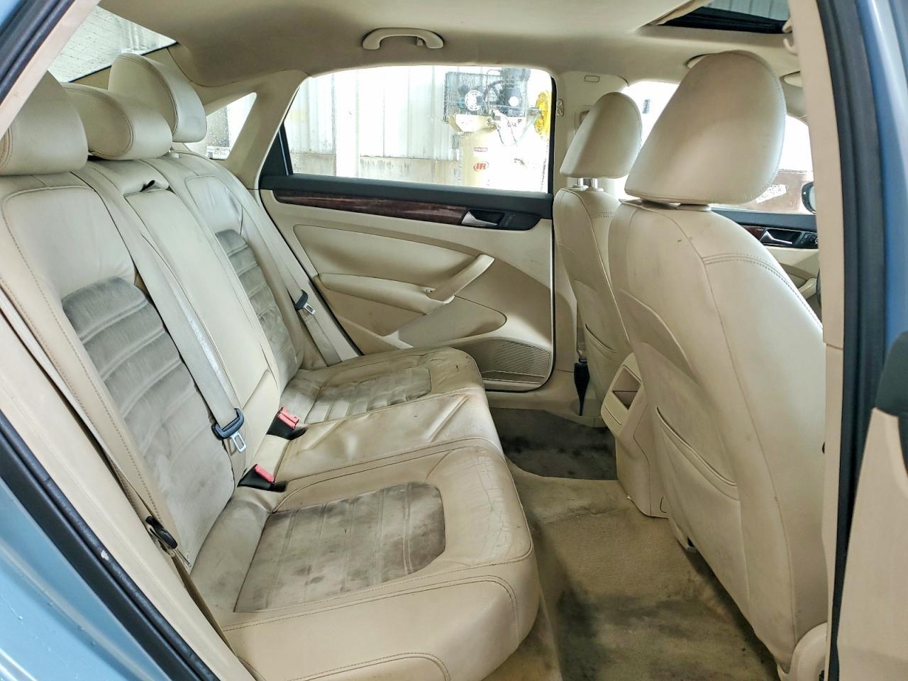 2012 VOLKSWAGEN Passat