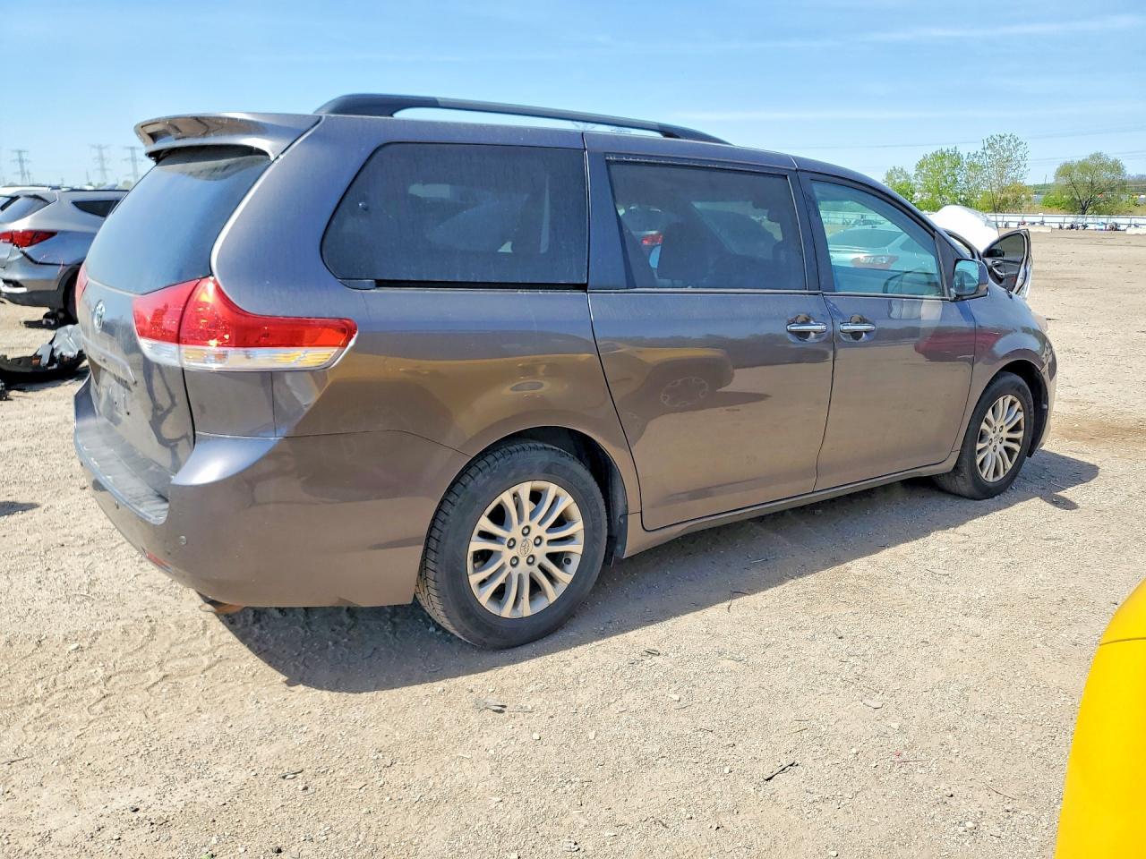 2014 TOYOTA SIENNA