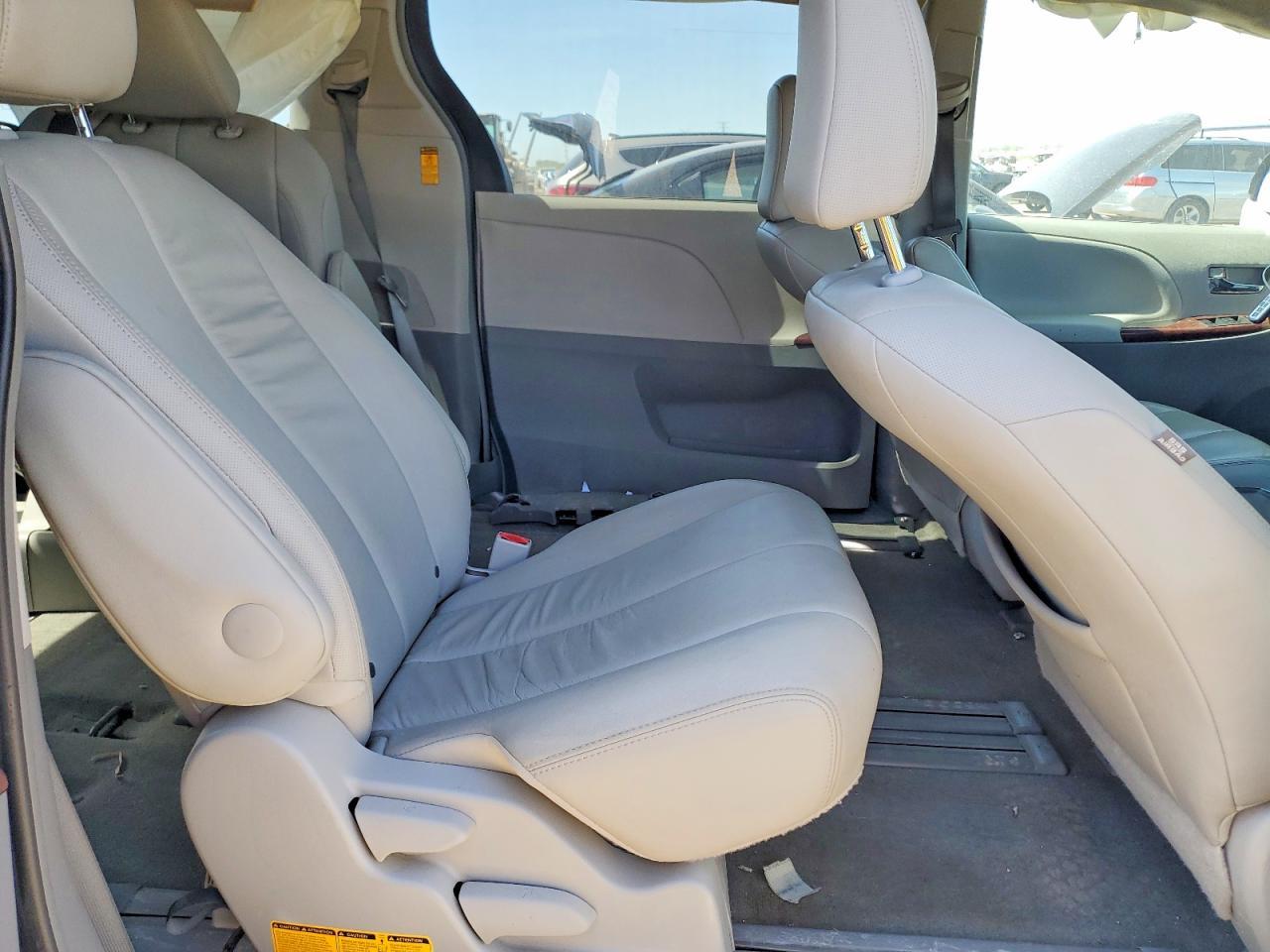 2014 TOYOTA SIENNA