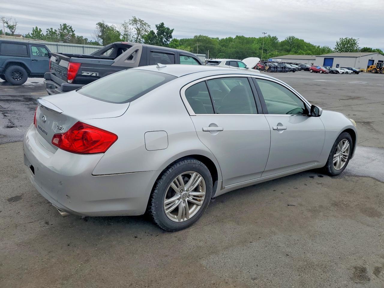 2011 INFINITI G37