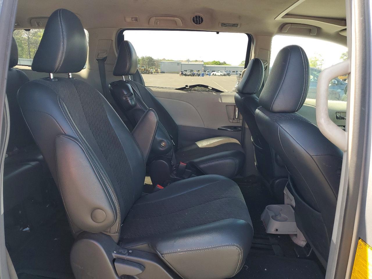 2011 TOYOTA SIENNA