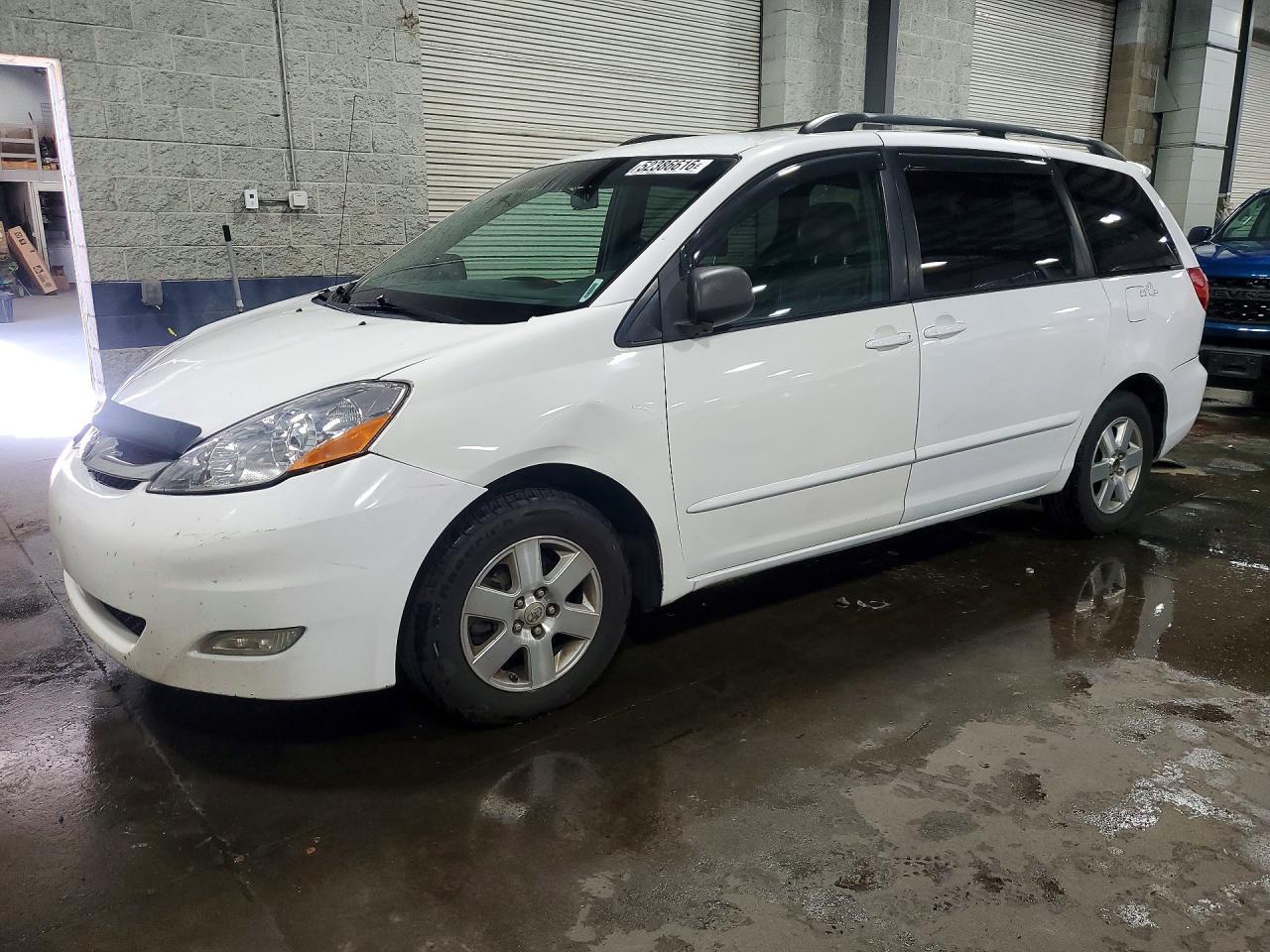 2009 TOYOTA SIENNA