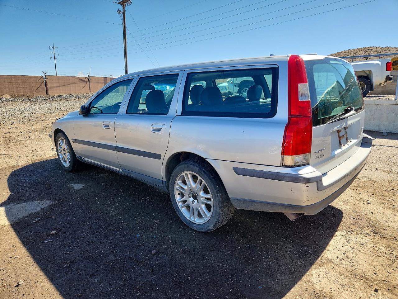 2002 VOLVO V70