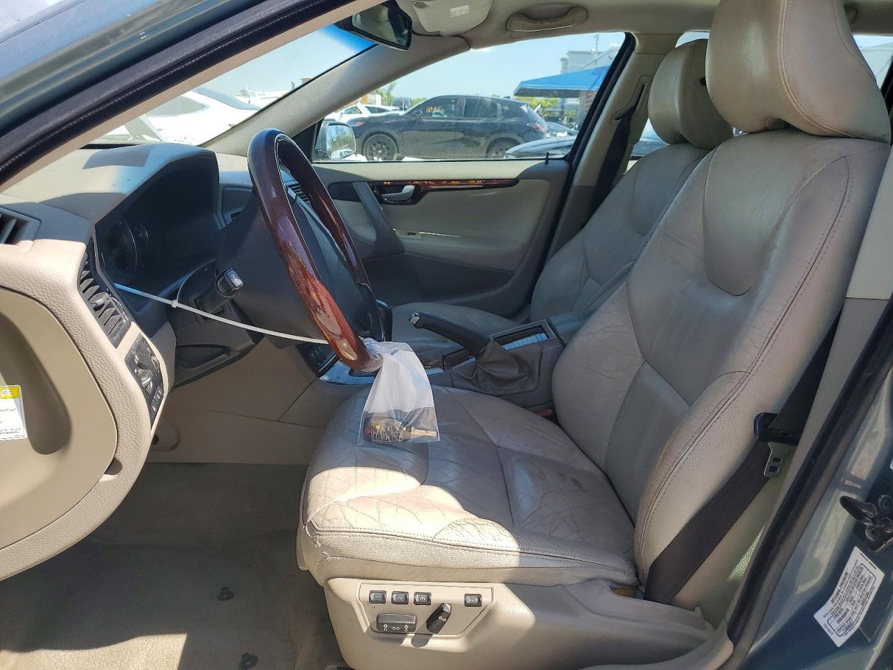 2005 VOLVO V70