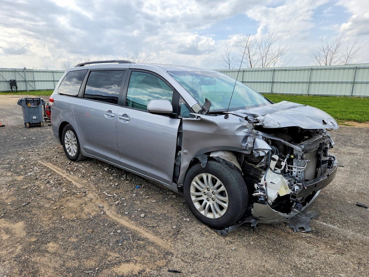 2011 TOYOTA SIENNA