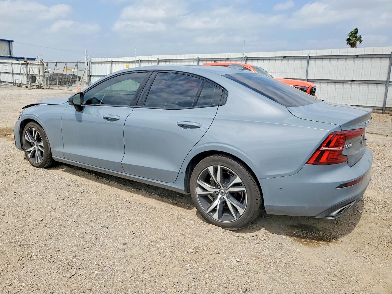 2022 VOLVO S60