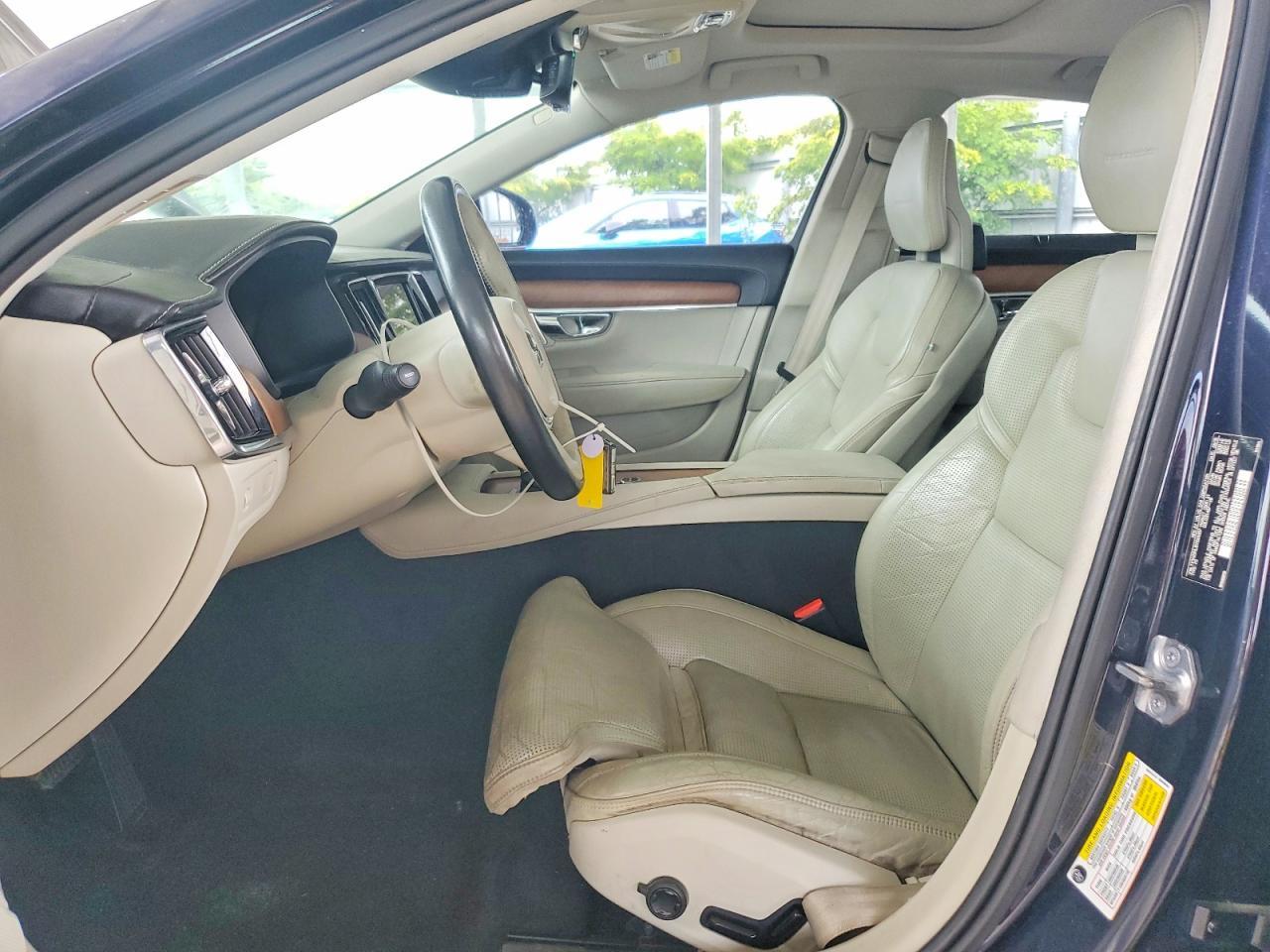 2017 VOLVO S90