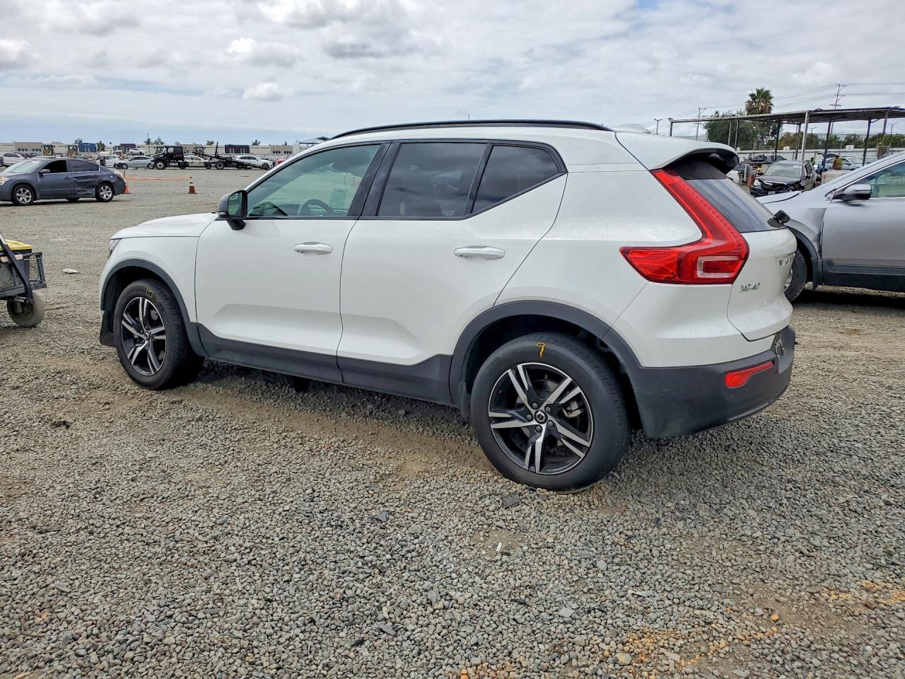 2024 VOLVO XC40