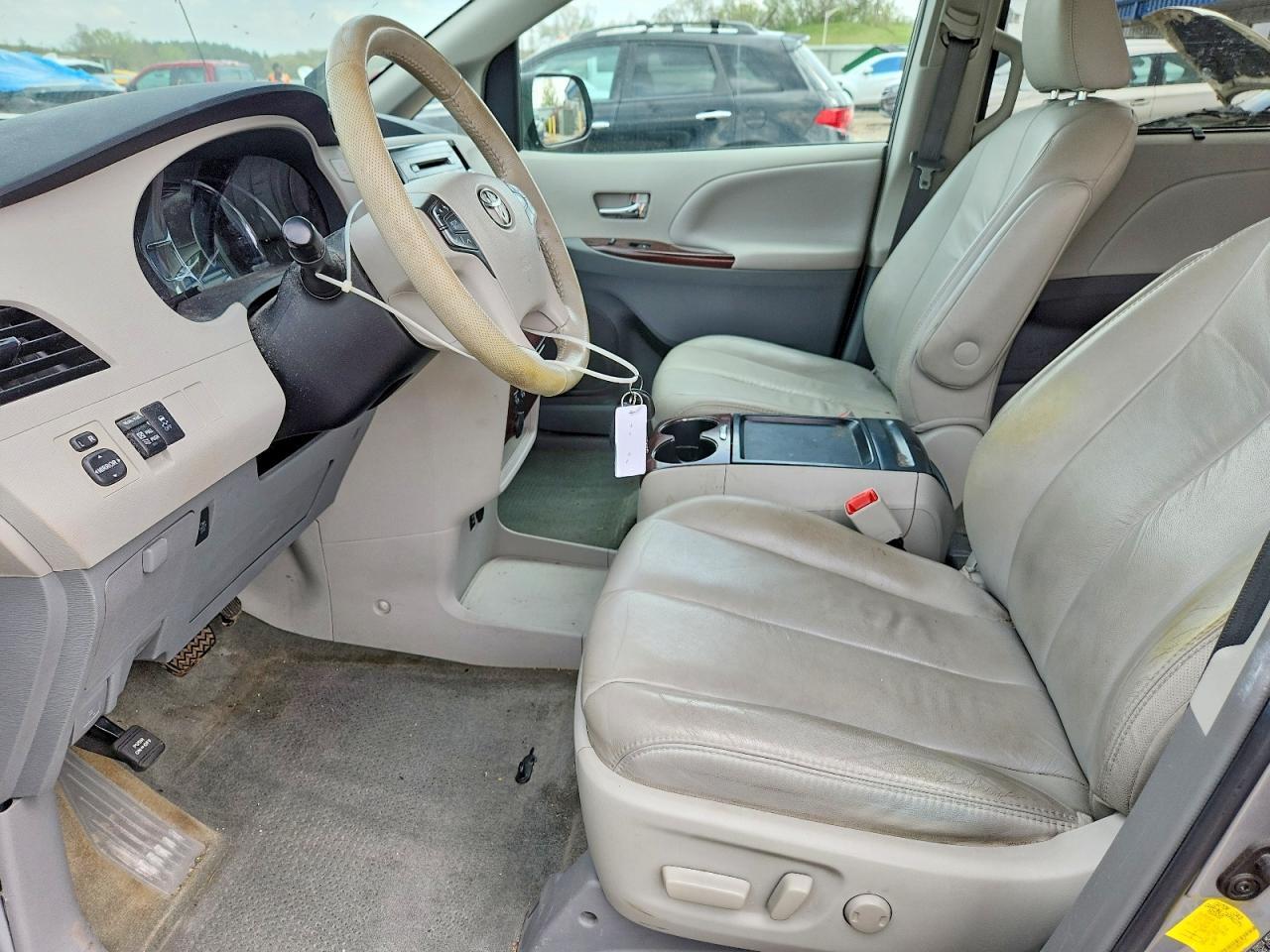 2011 TOYOTA SIENNA