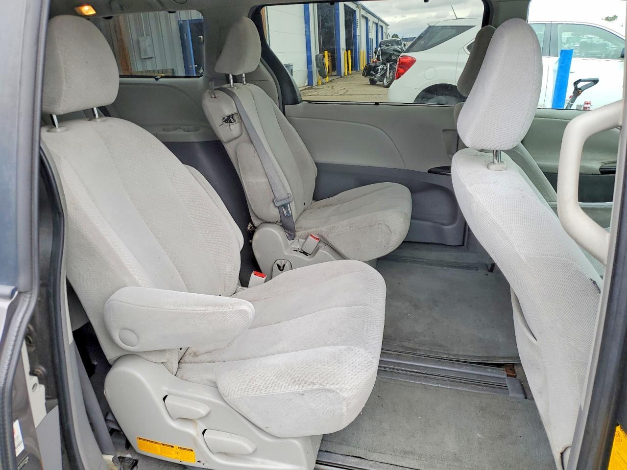2011 TOYOTA SIENNA