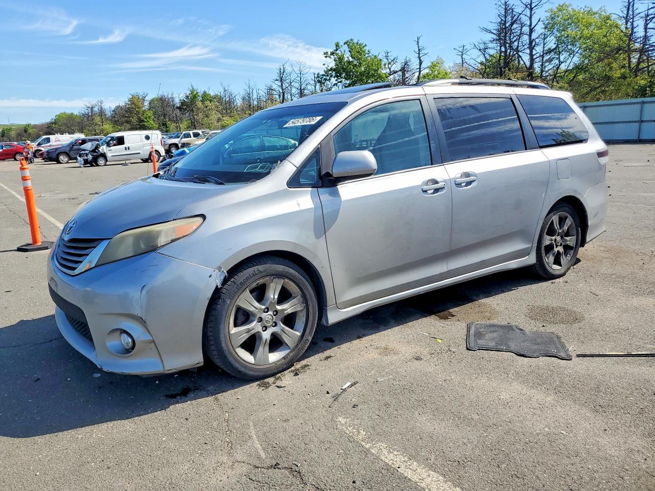 2011 TOYOTA SIENNA