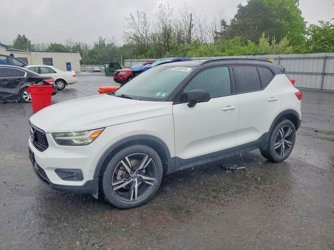 2021 VOLVO XC40